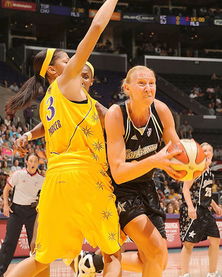 Ann Wauters face à Candace Parker, la crème des crèmes (photo: WNBA.com)