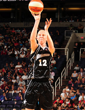 Direction la finale à l'Ouest pour Ann Wauters (photo: Barry Gossage/NBAE/Getty Images)