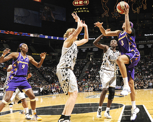 Ann Wauters a sorti Lisa Leslie et Candace Parker (LA Sparks) en finale à l'Ouest (photo: WNBA.com)