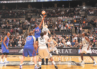 Ann Wauters au coup d'envoi, San Antonio mené 2-0 doit gagner trois fois d'affilée (photo: WNBA.com)