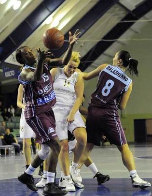 Pauline Akonga et Olesya Malashenko en piste face à Adana (photo: www.fibaeurope.com)