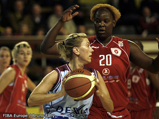 Krystyna Szymanska-Lara et ses coéquipières vers un deuxième succès face à l'imposante Marcedes Walker (photo: FIBAEurope/Bruno Fahy)