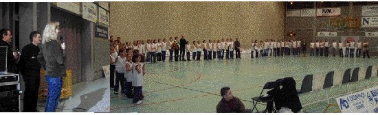 Philippe Delmulle (Pdt), Antoin Surgeloose (Pdt des jeunes), Caroline De Roos (mérite sportif de la Ville de Waregem) et les 90 filles de l'école des jeunes IMC Waregem