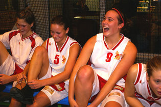 Fanny Tirtiaux, Stéphanie Slaviero et Ellen Lauwers ont retrouvé le sourire (photo: J. Duvivier/Novia Munalux)