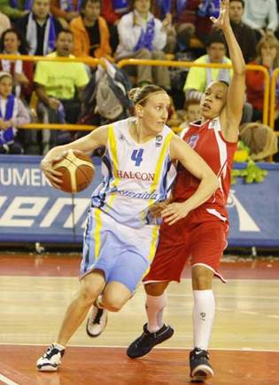 Anke De Mondt passe la 5e à Salamanque (photo: FIBAEurope.com)