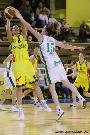 Nele Deyaert permet à Waregem de retrouver Malashenko et le Dexia en finale (photo: Ch. Béka/www.amaphoto.eu)