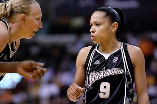 Edwige Lawson (photo: WNBA.com) a passé une partie de l'été avec Ann Wauters à San Antonio Silver Stars