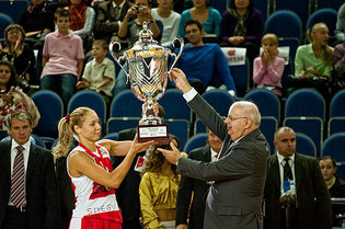 Ilona Korstine, capitaine du Spartak, soulève le premier trophée de la saison (photo: FIBA Europe)