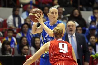 Anke De Mondt en route pour la finale (photo: Carlos M. Picazas/FEB)