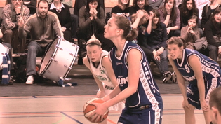 Emma Meesseman au lancer sous l'oeil de Julie Van Loo