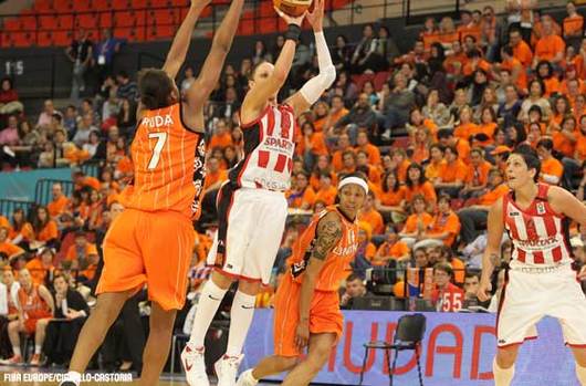 Diana Taurasi, championne WNBA avec Phoenix, sur une autre planète (photo: FIBAEurope/Ciamillo-Castoria)