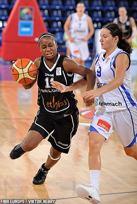 De gros efforts encore pour Emmanuelle Mayombo, qui n'ont pas porté leurs fruits (photo: FIBA Europe.com/Viktor Rebay)