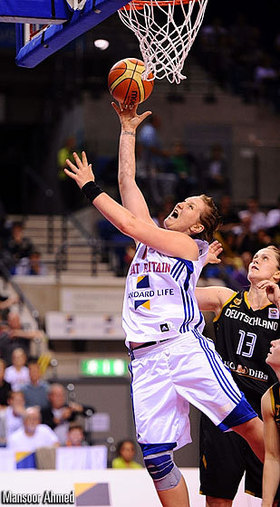 Julie Page (18pts, 10 rbds jeudi) qualifie la Grande-Bretagne pour l'Euro et sans doute les JO de Londres (photo: FIBA Europe/Mansoor Ahmed)