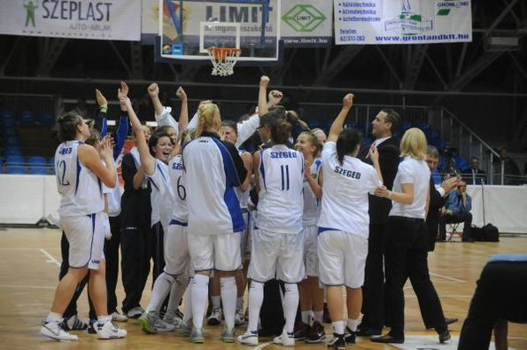 Szeged Sievep fête la victoire après prolongation contre Sopron (photo: delmagyar.hu)