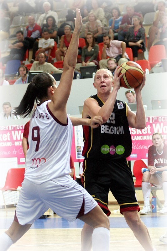 Liene Jansone lors de son affrontement avec Ann Wauters à l'Euro-2007 en Italie (photo: Ann Dee Lamour)