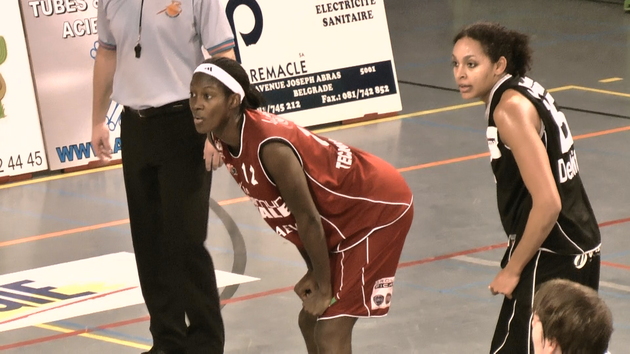 Katryna Gaither (25pts) et Melissa Dennett qui a du mordre sur sa chique, touchée au dos