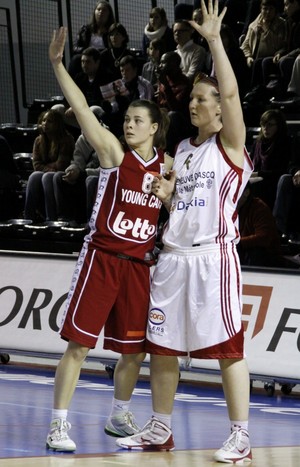 Sien Devliegher face à Julie Page (photo: Marie Bourey)