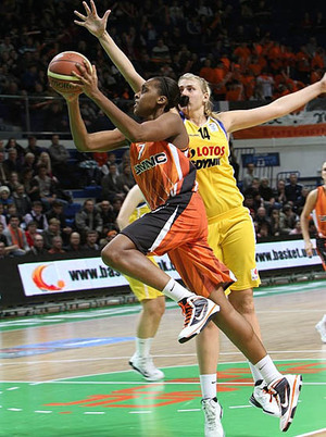 Deux Françaises (dont Sandrine Gruda) et 3 Espagnoles (photo: FIBA Europe)