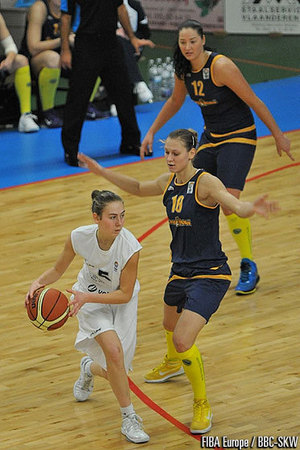 La jeune Aline Verelst face à Alexandra Stolyar (10) et Olesyia Malashenko (12) (photo: FIBA Europe/SKW)