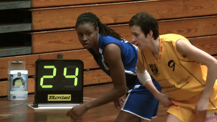 Latoya Drake (Crack Blue Cats Ieper) avec Natalia Grishina (Castors Braine)