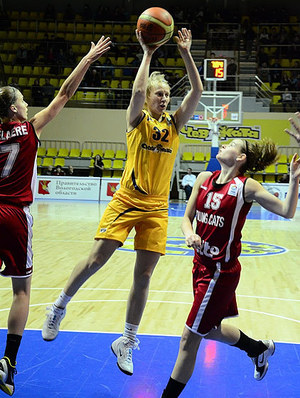 Elena Volkova entre Jasmina Rosseel et Antonia Delaere (photo: FIBA Europe/Chevakata)