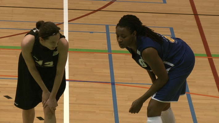 Freya Mertens (SKW) et Latoya Drake (Blue Cats)