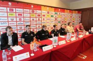 Les Slovènes face à la presse (photo: www.kzs.si)