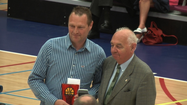 Philip Mestdagh a reçu de son côté son trophée de Coach de l'année par Jacques Ringlet, membre de l'administration de la BBCA, l'association des coaches belges, et vice-président de l'AWBB.