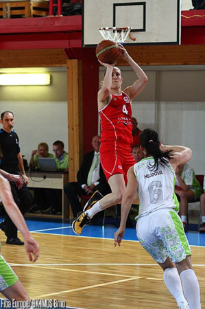 Anke De Mondt en action à Brno en Euroligue (photo: FIBA Europe)