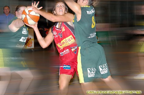 Amélie Fiasse (17pts, 12 rbds) face à Ann Winkelmans (victime d'une petite entorse) et Virginie Michiels (photo: Carlo Picchione/Novia Munalux)