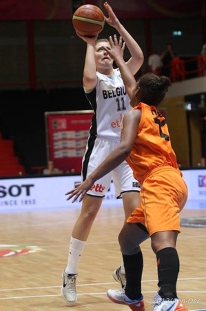 Axelle Bernard sous le maillot de la sélection U17 lors du Championnat du Monde 2012 aux Pays-Bas