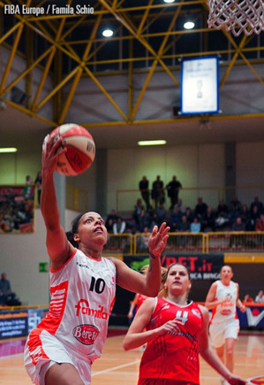 Kathy Wambe au sommet (Photo: FIBA Europe.com)