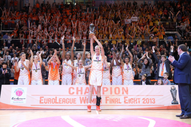 Maria Stepanova grand sourire pour soulever l'Euroligue (photo: FIBA Europe/Elio Castoria)