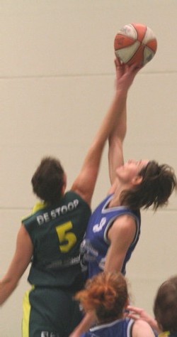 Ellen De Stoop (SKW) / Tamara Van Respaille (Waregem), un match dans le match (photo: J. Decroos/SKW)