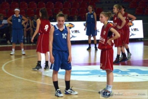 Elise Ramette (en bleu) vs Lola Frabel (en rouge): duel de début de match