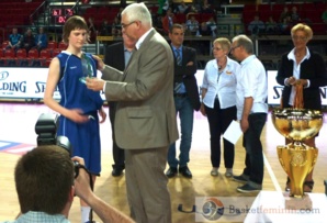 Lore Devos (21 points et 11 rebonds) reçoit le trophée de MVP