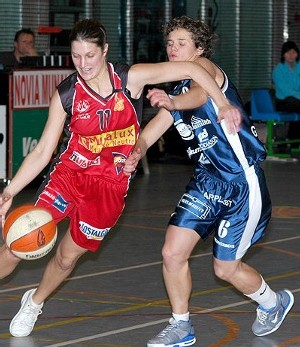 Katrien Vercauteren (ici face à Amandine Monbaliu (Novia)), un pied en finale - Photo: C.Piccione/Novia Munalux