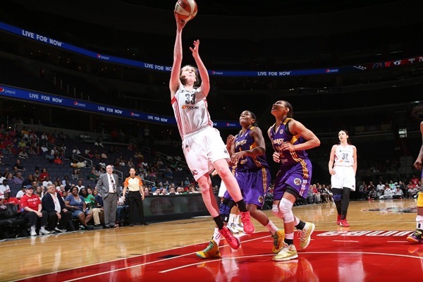 Emma Meesseman en action face aux Sparks de LA (photo: monumental network.com)