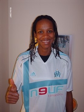 Nathalie Lesdema avec un maillot de l'OM, certes ... et avec une vareuse de basket ?