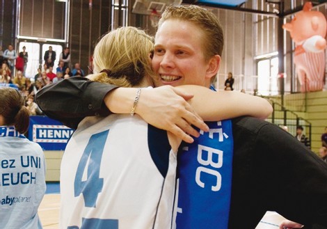 Thibaut Petit et Sophie Charlier se congratulent pour leur deuxième trophée de la saison (photo: L'Express.ch)