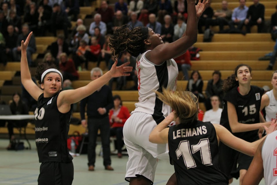 Shanavia Dowdell a fait mal (photo: Eddy Lippens)