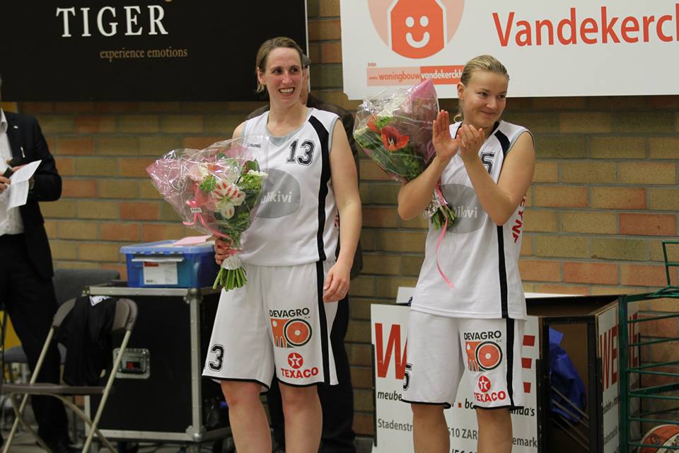 Eveline Maes et Ann-Sofie Boucherie fleuries après la rencontre (photo: Eddy Lippens)