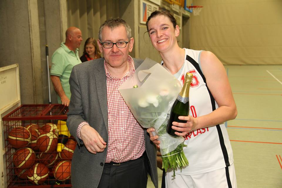 Nele Deyaert a été fleurie par son président avant la rencontre, elle mettra un terme à sa carrière à l'issue de la saison (photo: Eddy Lippens)