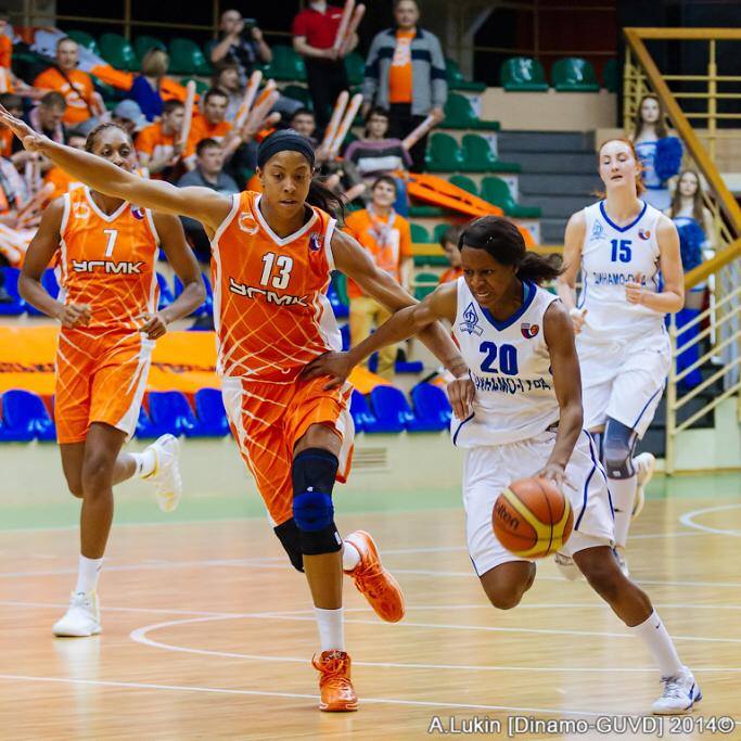 Ici face à Candace Parker et Sandrine Gruda (Ekaterinburg)