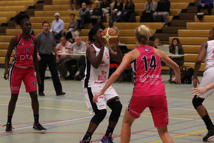 Duel entre Shanavia Dowdell et Charlotte Ippersiel (photo: Eddy Lippens)