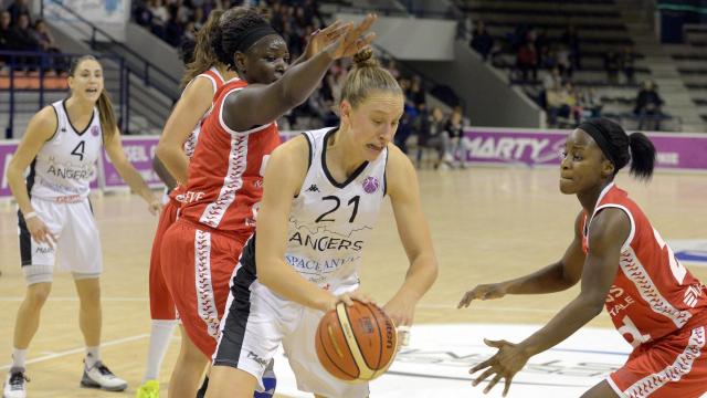 Djenebou Sissoko et Manu Mayombo entourant Sofjia Aleksandravicius (photo: Sebastien Aubinaud/Ouest France)