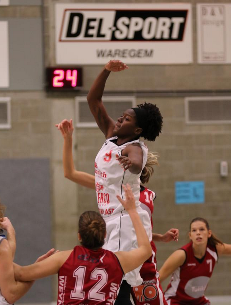 Shanavia Dowdell au-dessus du lot (photo: Eddy Lippens)